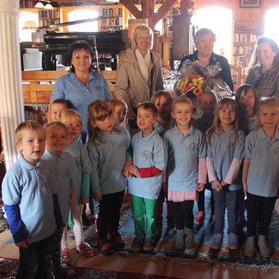 Die offiziellen gratulanten der Stadt Sabine Wendler und Carola Aust mit  Jubilar Kurt Hegner und den Kids der Kita Regenbogen
