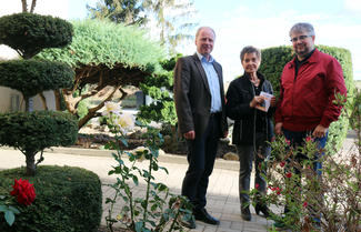 Mitgemacht und gewonnen: Luise Gatge erhielt einen Gartencenter-Gutschein von Bauamtsleiter Holger Waldmann (li.) und Quartiermanager Sebastian Lopitz.