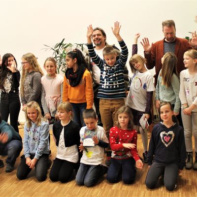 Die NachwuchsautorInnen der Grundschule Erich Kstner mit ihren Projektbetreuern Kerstin Wehrmann (vorne links), Thomas Andree und Karsten Steinmetz (hinten v.l. )