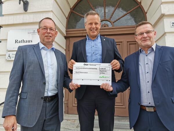 Der SA-Scheck als willkommene Finanzspritze: Thomas Lippold, Bernhard Hieber und Erik Lange 