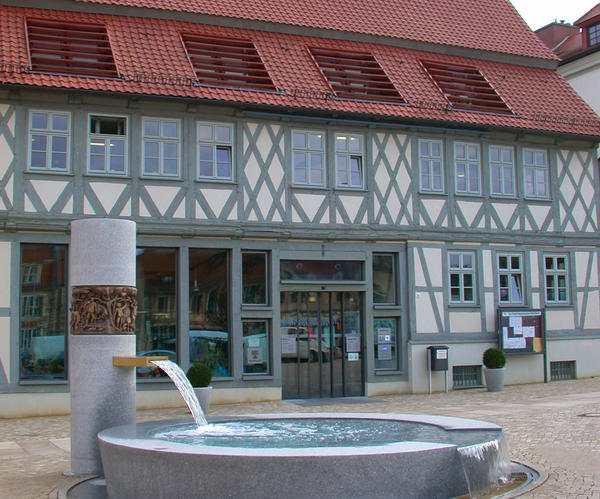 Blick auf das Bürgerbüro mit Brunnen