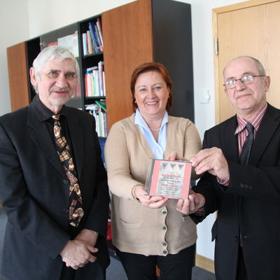 v.l. Helmut Menzel, Leiter der Fachgruppe und Mitbetreiber des Forums Milit&auml;r- und Garnisonsgeschichte, B&uuml;rgermeisterin Regina Blenkle, Autor Reimund Schulze