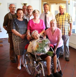 Auch der Flechtinger Bürgermeister (rechts neben Haldenslebens Bürgermeisterin) gratulierte seiner ehemaligen Einwohnerin