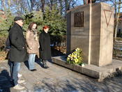 Bürgermeisterin Regina Blenkle (v. re.), Dezernentin Andreas Schulz, Klazus Dieter Albrecht und Stadtrat Ralf W. Neuzerling (Die Fraktion) vor dem Mahnmal am Alten Friedhof