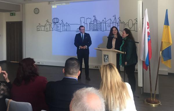 Die 2. stellvertretende Bürgermeisterin Carola Aust (r.) beim Forum der Partnerstädte in Ciechanów.
