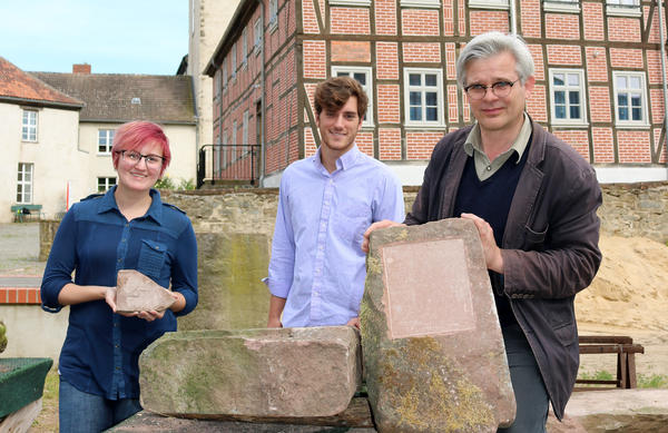Georgia Yarbrough, Cooper Ball und Dr. Harald Blanke zeigen die ersten Arbeitsergebnisse