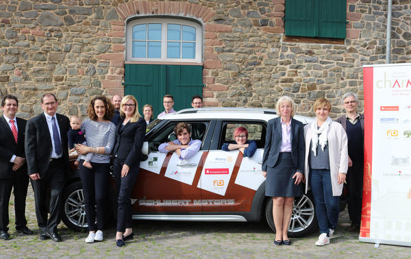 Herzlich willkommen - ein Begrüßungsfoto mit Sabine Wendler und den Unterstützern
