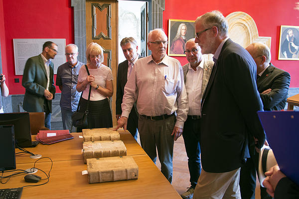 Prof. Reimar von Alvensleben (Mitte) im Gespräch mit Staatsminister Rainer Robra (vorn). Foto: Joachim Hoeft