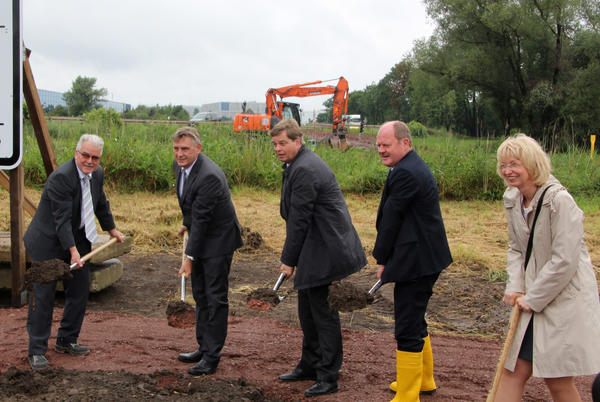 Foto von links: Uwe Langkammer, Präsident der Landesstraßenbaubehörde, Manfred Behrens, Mitglied des Bundestages, Enak Ferlemann, Parlamentarischer Staatssekretär im Bundesministerium für Verkehr und digitale Infrastruktur, Sachsen-Anhalts Verkehrsminister Thomas Webel und Haldenslebens stellvertretende Bürgermeisterin Sabine Wendler