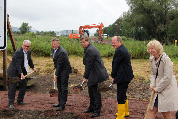 Foto von links: Uwe Langkammer, Präsident der Landesstraßenbaubehörde, Manfred Behrens, Mitglied des Bundestages, Enak Ferlemann, Parlamentarischer Staatssekretär im Bundesministerium für Verkehr und digitale Infrastruktur, Sachsen-Anhalts Verkehrsminister Thomas Webel und Haldenslebens stellvertretende Bürgermeisterin Sabine Wendler