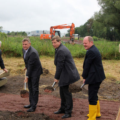 Foto von links: Uwe Langkammer, Präsident der Landesstraßenbaubehörde, Manfred Behrens, Mitglied des Bundestages, Enak Ferlemann, Parlamentarischer Staatssekretär im Bundesministerium für Verkehr und digitale Infrastruktur, Sachsen-Anhalts Verkehrsminister Thomas Webel und Haldenslebens stellvertretende Bürgermeisterin Sabine Wendler