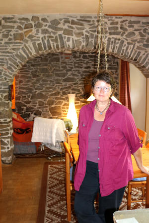 Karen Beyer in ihrem Haus in Hundisburg, im Hintergrund die ehemalige Schwarze Küche