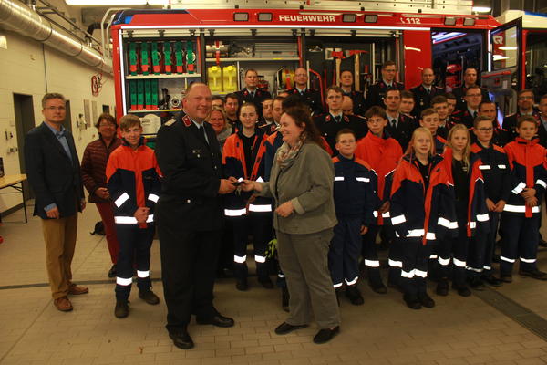 Carola Aust übergibt die Schlüssel für das LF20 an Stadtwehrleiter Frank Juhl