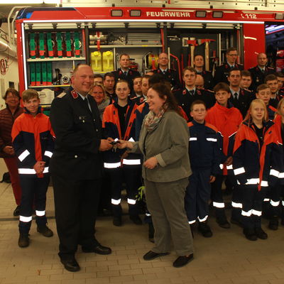 Carola Aust &uuml;bergibt die Schl&uuml;ssel f&uuml;r das LF20 an Stadtwehrleiter Frank Juhl