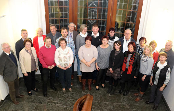 Das traditionelle Gruppenfoto mit den Geehrten auf der Rathaustreppe.