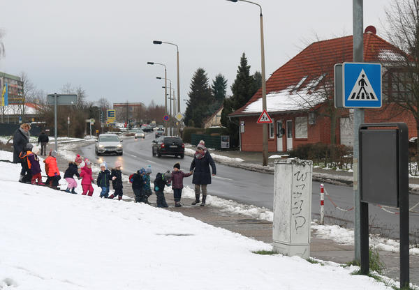 Eine Kindergarten-Gruppe nahe dem Fußgängerüberweg am Rollibad. Hier beginnt das Tempolimit in Richtung Süplinger Straße.