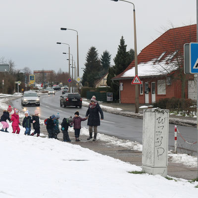 Eine Kindergarten-Gruppe nahe dem Fu&szlig;g&auml;nger&uuml;berweg am Rollibad. Hier beginnt das Tempolimit in Richtung S&uuml;plinger Stra&szlig;e.