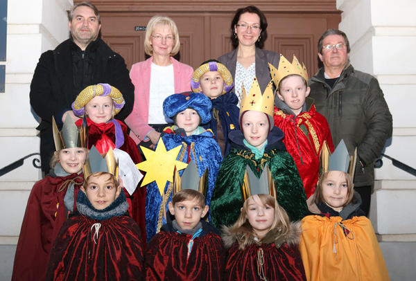 Bu: Die Sternsinger vor dem Rathaus mit der stellvertretenden Bürgermeisterin Sabine Wendler (hi.: 2.v.li.) und der Dezernentin Andrea Schulz (hi.: 3.v.li.)