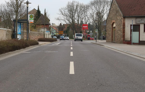 Die Neuhaldensleber Straße in Olln zwischen Kreisel und Große Str. - Bushaltestellen und mehrere Einfahrten erlauben leider nicht das Anlegen eines Fußgängerüberweges