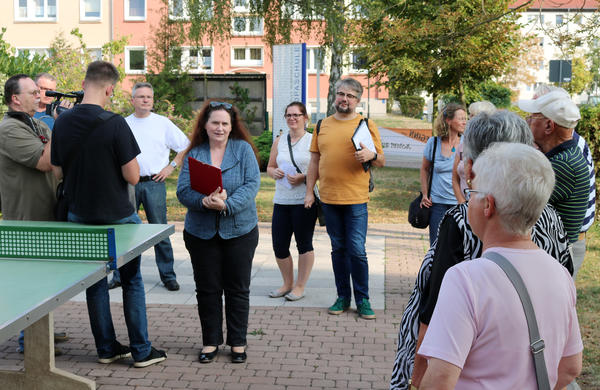 Bu: Stadtteilspaziergang Rolandgebiet: Die 2. stellv. Bürgermeisterin Carola Aust (Mitte) begrüßt die Teilnehmer.
