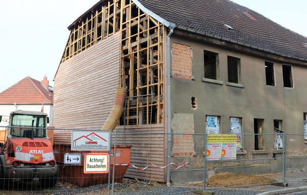 Das Haus an der Magdeburger Straße bekommt u.a. neue Fußböden und neue Decken