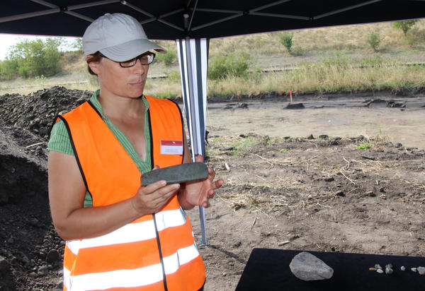 Steinbeile aus der Jungsteinzeit sind kein ganz ungewöhnlicher Fund. »Fabrikneue« und messerscharfe hingegen, wie es Grabungsleiterin Judith Blödorn präsentiert, hingegen schon. Der bei Wedringen gefundene Dechsel ist unbenutzt und 6.800 bis 7.500 Jahre alt.