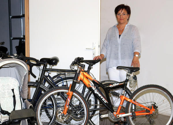 Sachgebietsleiterin Simone Groß zeigt einige Fundfahrräder. Mehr als 30 davon werden versteigert.