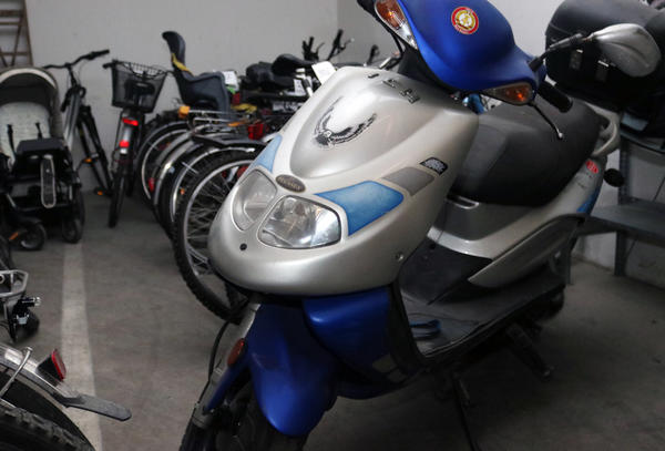 Dieser Motorroller (Typ: Pegasus Corona) wird auch versteigert.