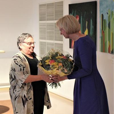 Sabine Wendler bedankt sich bei Bärbel Ziese vom haldensleber Städtepartnerschaftsverein, der die Festveranstaltung organisiert hatte.