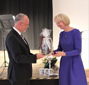 Präsentübergabe von Henning Kondrad Otto an Sabine Wendler