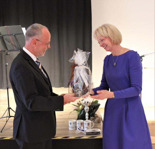 Präsentübergabe von Henning Kondrad Otto an Sabine Wendler