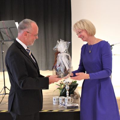 Pr&auml;sent&uuml;bergabe von Henning Kondrad Otto an Sabine Wendler