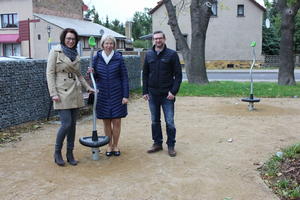 Freuen sich über den neuen Verweilplatz an der Beber: v.l. Dezernentin Andrea Schulz, die stellvertretende Bürgermeisterin Sabine Wendler und Sven Brack, Abteilungsleiter Hoch- & Tiefbau
