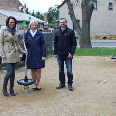 Freuen sich über den neuen Verweilplatz an der Beber: v.l. Dezernentin Andrea Schulz, die stellvertretende Bürgermeisterin Sabine Wendler und Sven Brack, Abteilungsleiter Hoch- & Tiefbau