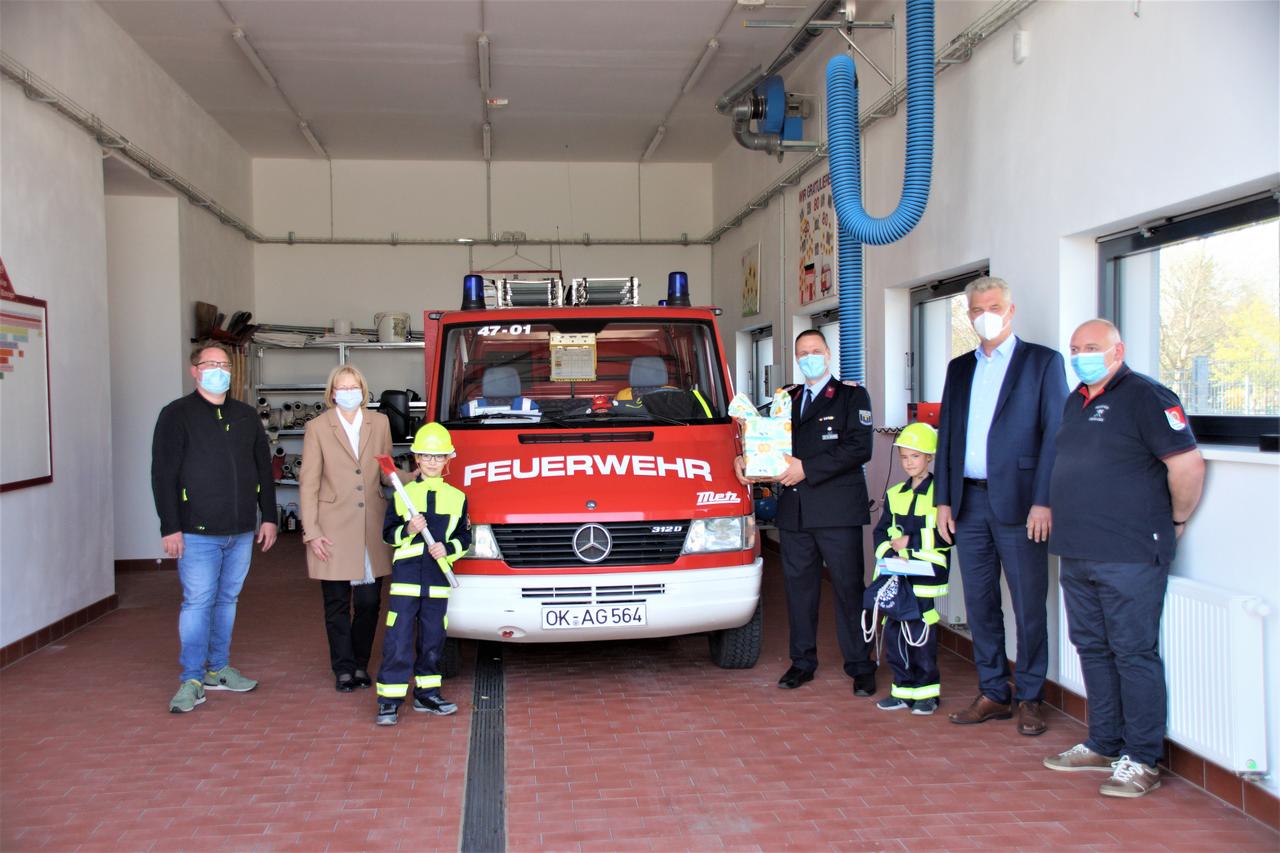 v. l. Ortsbür¬ger¬meister André Wiklinski, die stell¬vertretende Bürger¬meis¬terin Sabine Wendler, Feuer¬sa¬la¬mander Finn, Kinder¬wehr¬leiter Sebastian Wilfert, Feuer¬sa¬la¬mander Ben, Stadt¬werke-Geschäfts¬führer Detlef Ko