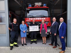 Freuen sich über die finanzielle Unterstützung von der ÖSA: v.l. Gerätewart Marcel Wende, Feuerwehr-Sachbearbeiterin Susann Pohl, Wehrleiter Frank Juhl und Sabine Wendler mit Thomas Lippold und Stefan Böttcher von der ÖSA