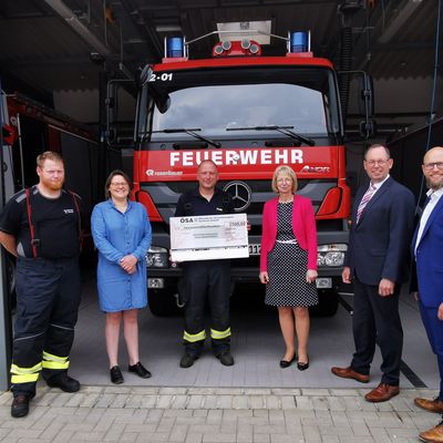 Freuen sich &uuml;ber die finanzielle Unterst&uuml;tzung von der &Ouml;SA: v.l. Ger&auml;tewart Marcel Wende, Feuerwehr-Sachbearbeiterin Susann Pohl, Wehrleiter Frank Juhl und Sabine Wendler mit Thomas Lippold und Stefan B&ouml;ttcher von der &Ouml;SA