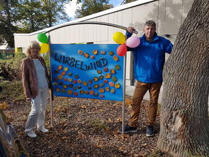 Ingeborg und Karsten Ulrich gehörten zu den Freiwilligen Unterstützern, die noch zusätzliche Installationen zum Kita-Neubau beigesteuert haben.