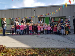 Die Erzieherinnen und Erzieher hatten mit ihren Kita-Kindern eine Dankeschön-Programm einstudiert.
