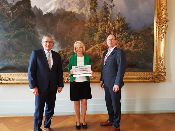 Freudiger Anlass im Rathaussaal: v.l. Frank Meyer; Sabine Wendler, Thomas Lippold