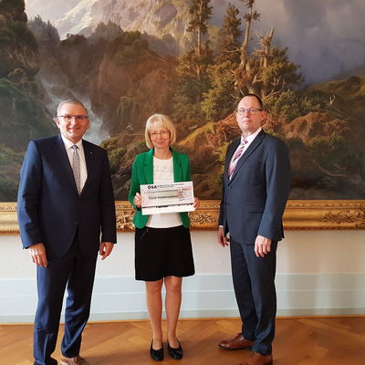 Freudiger Anlass im Rathaussaal: v.l. Frank Meyer; Sabine Wendler, Thomas Lippold