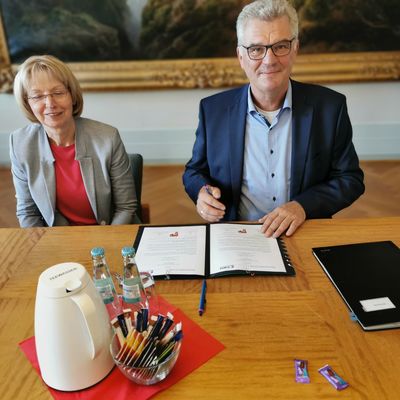 Unterzeichneten offiziell den Patenschaftsvertrag: die stellvertretende Bürgermeisterin Sabine Wendler und Stadtwerke-Geschäftsführer Detlef Koch
