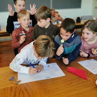 Vertragsbesiegelung mit Stift & Lolli