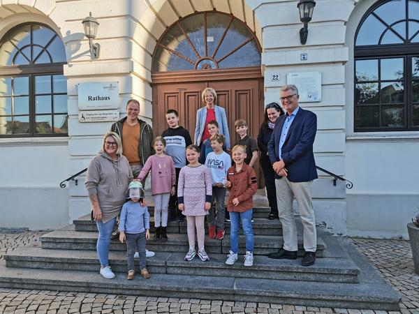 Strahlende Gesichter zum freudigen Anlass: Stadtwerke Haldensleben spendieren jährlich 500,00 Euro für die Kinderfeuerwehr Wedringen