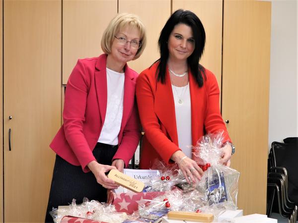 Sabine Wendler und Kristin Kuppert, Mitarbeiterin in der Abteilung Stadtmarketing, packen die Dankeschön-Pakete für die Alltagshelden.