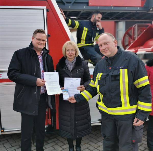 Freuen sich, dass das Gesundheitsmanagement nun auch für die Feuerwehren auf den Weg gebracht werden konnte v.l.: Dezernent Oliver Karte und Sabine Wendler mit dem LuckyFitness-Vertrag und Stadtwehrleiter Frank Juhl mit einer 10er Karte für das Rollib