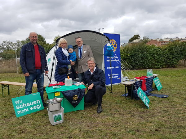 v.l.  Engagement  für  Hilfe  in  Katastrophengebieten:  v.l.  Herbergsleiter  Ingolf  Zander,  die  stell- vertretende  Bürgermeisterin  Sabine  Wendler,  Stadtratsvorsitzender  Guido  Henke  und  Detlef   Schmahl, Präsident des Rotary Clubs Haldensleben