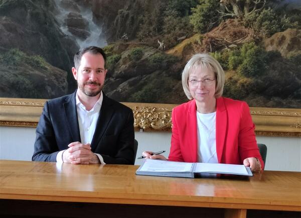 Ludwig Bttenbender und Sabine Wendler besiegeln die Ansiedlung von Logistik Schnellecke in Haldensleben.