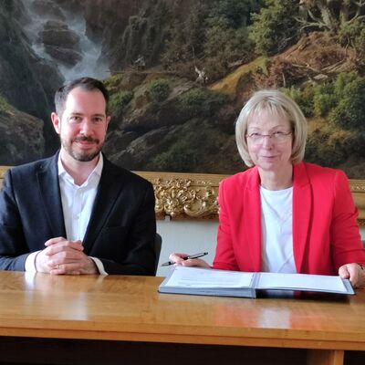 Ludwig Büttenbender und Sabine Wendler besiegeln die Ansiedlung von Logistik Schnellecke in Haldensleben. 