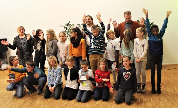 Die NachwuchsautorInnen der Grundschule Erich Kästner mit ihren Projektbetreuern Kerstin Wehrmann (vorne links), Thomas Andree und Karsten Steinmetz (hinten v.l. )